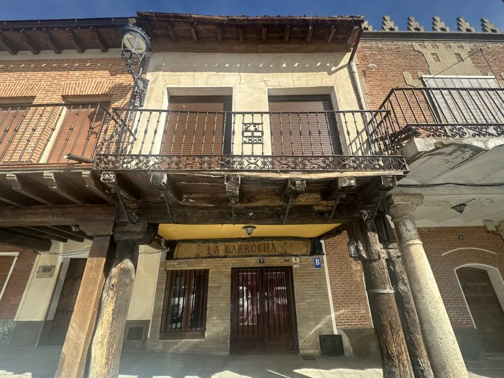 Edificio en Plaza Mayor de Alaejos. Piso + garaje + patio + negocio