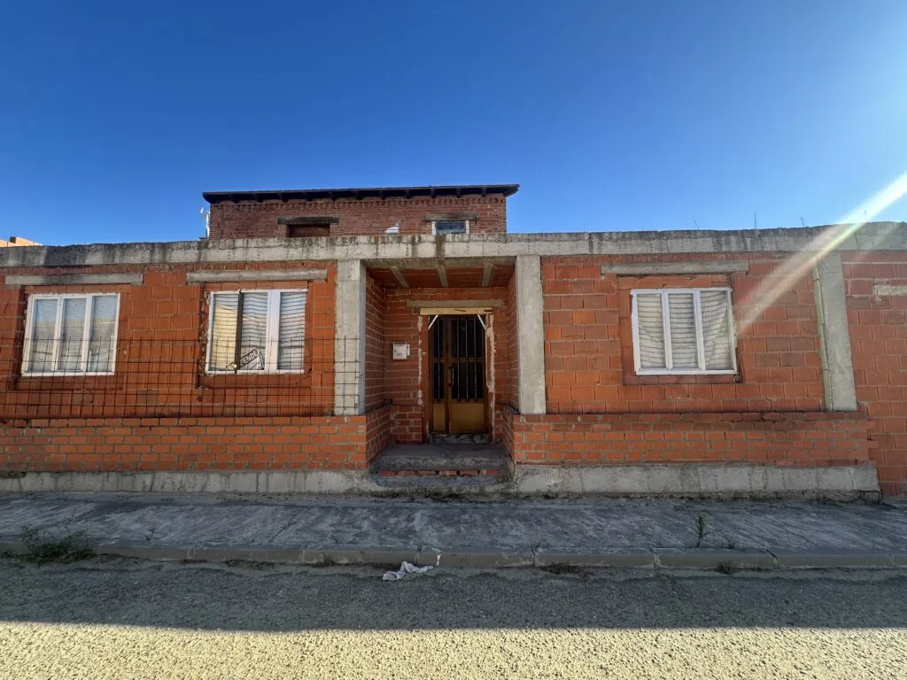Chalet independiente en Carpio. Propiedad en bruto