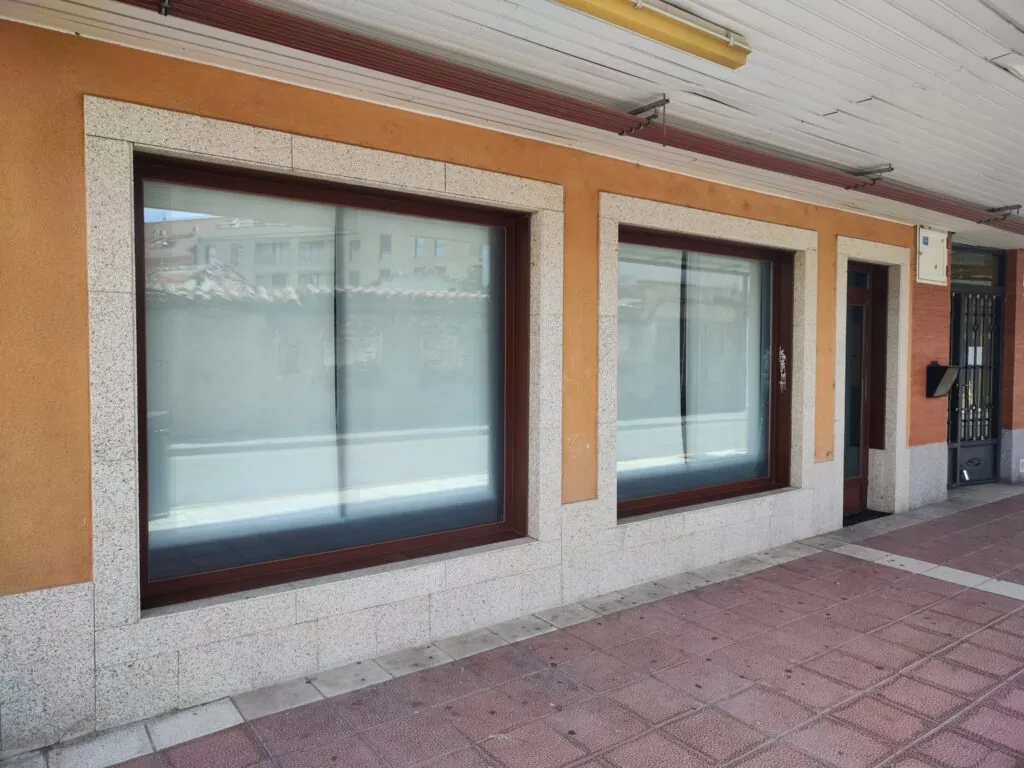 Local comercial a pie de calle con dos escaparates